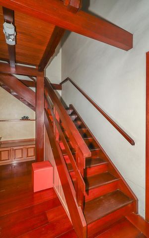 Casa à venda com 255m², 3 quartos e 4 vagasEscada segundo piso