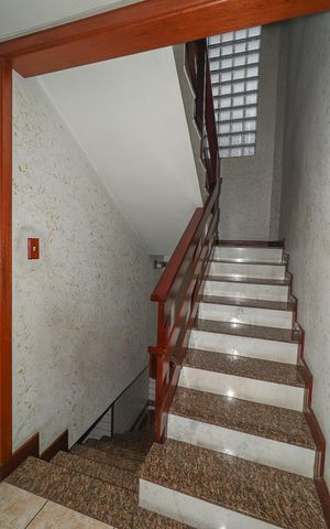 Casa à venda com 255m², 3 quartos e 4 vagasEscada