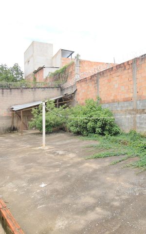 Casa à venda com 607m², 3 quartos e 4 vagasQuintal