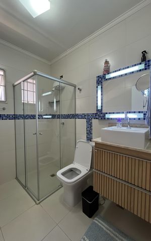 Casa à venda com 281m², 3 quartos e 2 vagas Casa à venda com 281m², 3 quartos e 2 vagasBanheiro Corredor
