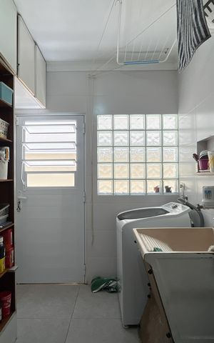 Casa à venda com 281m², 3 quartos e 2 vagas Casa à venda com 281m², 3 quartos e 2 vagasÁrea de Serviço