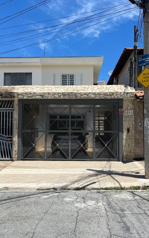 Casa à venda com 281m², 3 quartos e 2 vagas Casa à venda com 281m², 3 quartos e 2 vagasFachada