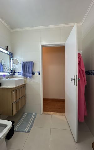 Casa à venda com 281m², 3 quartos e 2 vagas Casa à venda com 281m², 3 quartos e 2 vagasBanheiro Corredor