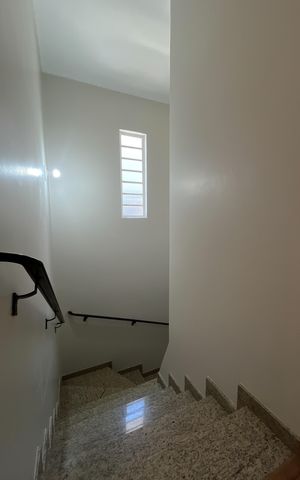Casa à venda com 281m², 3 quartos e 2 vagas Casa à venda com 281m², 3 quartos e 2 vagasEscada