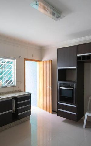Casa à venda com 111m², 3 quartos e 3 vagas Casa à venda com 111m², 3 quartos e 3 vagasCozinha - Armários