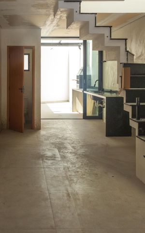 Casa à venda com 100m², 3 quartos e 2 vagas Casa à venda com 100m², 3 quartos e 2 vagasSala