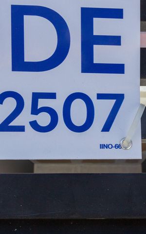 Casa à venda com 100m², 3 quartos e 2 vagas Casa à venda com 100m², 3 quartos e 2 vagasPlaquinha Instalada