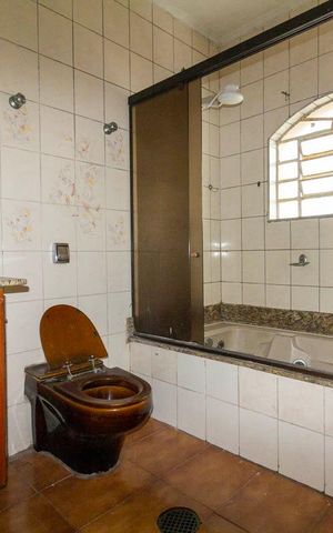 Casa à venda com 289m², 3 quartos e 2 vagas Casa à venda com 289m², 3 quartos e 2 vagasBanheiro social