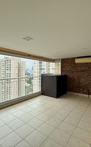 Apartamento para alugar com 160m², 4 quartos e 2 vagas Apartamento para alugar com 160m², 4 quartos e 2 vagasVaranda