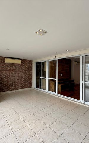 Apartamento para alugar com 160m², 4 quartos e 2 vagas Apartamento para alugar com 160m², 4 quartos e 2 vagasVaranda