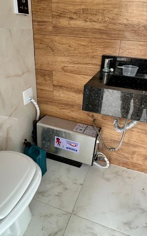 Casa de condomínio para alugar com 300m², 5 quartos e 4 vagasBanheiro externo 