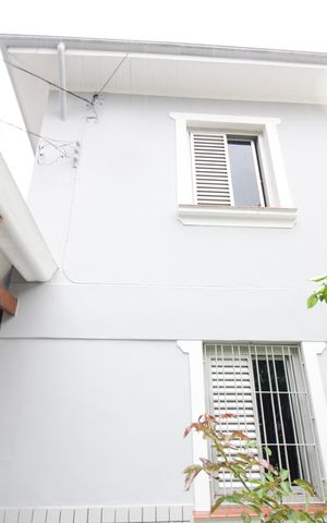 Casa à venda com 107m², 3 quartos e 2 vagas Casa à venda com 107m², 3 quartos e 2 vagasFachada