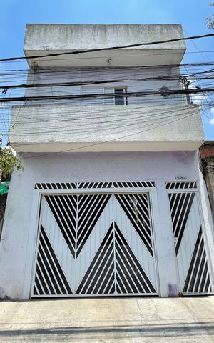 Casa à venda com 75m², 4 quartos e 2 vagas Casa à venda com 75m², 4 quartos e 2 vagasFachada