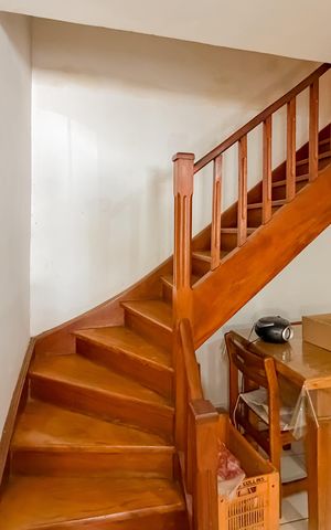 Casa à venda com 95m², 2 quartos e 1 vaga Casa à venda com 95m², 2 quartos e 1 vagaEscada