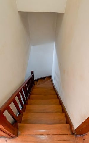Casa à venda com 95m², 2 quartos e 1 vaga Casa à venda com 95m², 2 quartos e 1 vagaEscada