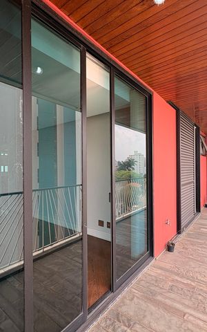 Apartamento à venda com 290m², 3 quartos e 4 vagasSacada entre sala de estar e suítes 