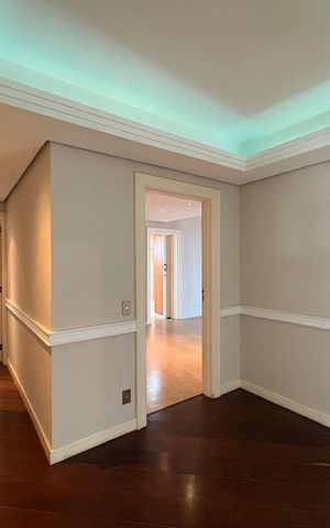 Apartamento à venda com 290m², 3 quartos e 4 vagasHall entre as suítes 