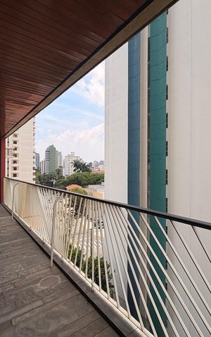 Apartamento à venda com 290m², 3 quartos e 4 vagasSacada entre sala de estar e suítes 