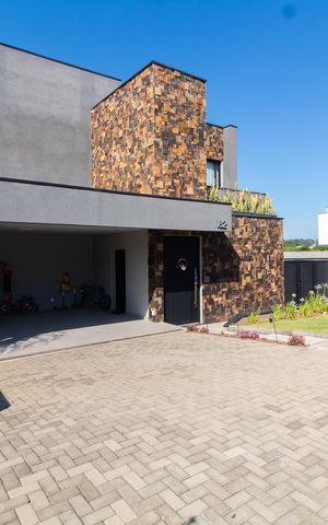 Casa de condomínio à venda com 253m², 3 quartos e 4 vagas Casa de condomínio à venda com 253m², 3 quartos e 4 vagasFACHADA