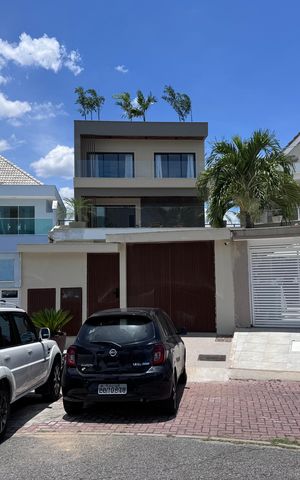 Casa de condomínio à venda com 350m², 4 quartos e 1 vaga Casa de condomínio à venda com 350m², 4 quartos e 1 vagaFachada