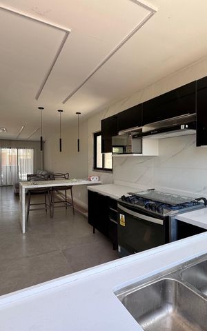 Casa de condomínio à venda com 350m², 4 quartos e 1 vaga Casa de condomínio à venda com 350m², 4 quartos e 1 vagaCozinha