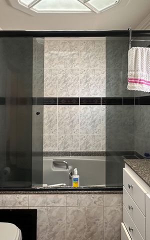 Apartamento para alugar com 240m², 4 quartos e 3 vagas Apartamento para alugar com 240m², 4 quartos e 3 vagasBanheiro da Suíte 1