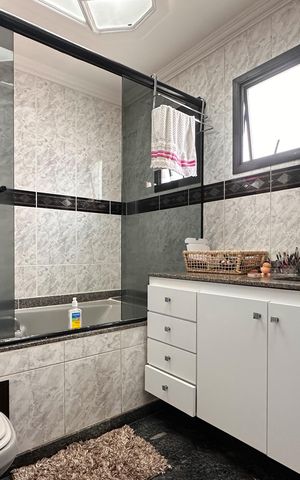 Apartamento para alugar com 240m², 4 quartos e 3 vagas Apartamento para alugar com 240m², 4 quartos e 3 vagasBanheiro da Suíte 1