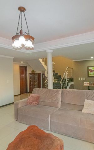 Casa à venda com 300m², 3 quartos e 3 vagas Casa à venda com 300m², 3 quartos e 3 vagasSala