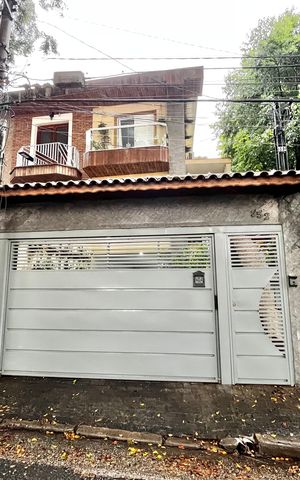 Casa à venda com 200m², 3 quartos e 2 vagas Casa à venda com 200m², 3 quartos e 2 vagasFachada