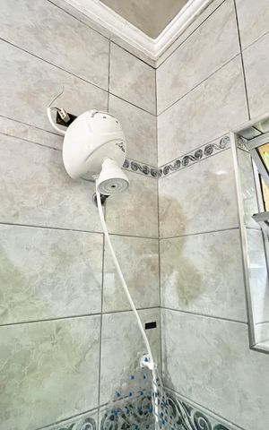 Casa à venda com 200m², 3 quartos e 2 vagas Casa à venda com 200m², 3 quartos e 2 vagasBanheiro da Suíte 1/2
