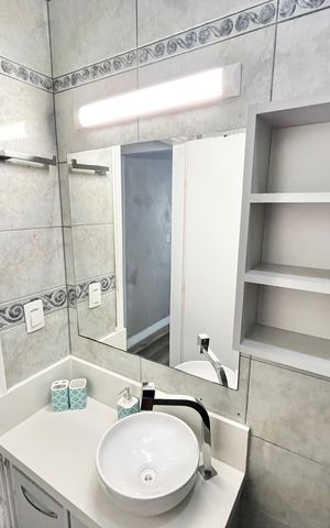Casa à venda com 200m², 3 quartos e 2 vagas Casa à venda com 200m², 3 quartos e 2 vagasBanheiro da Suíte 1/2