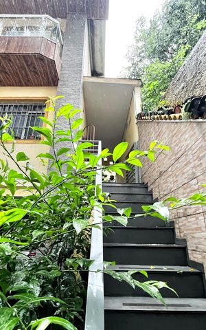 Casa à venda com 200m², 3 quartos e 2 vagas Casa à venda com 200m², 3 quartos e 2 vagasEscada
