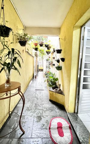 Casa à venda com 200m², 3 quartos e 2 vagas Casa à venda com 200m², 3 quartos e 2 vagasCorredor
