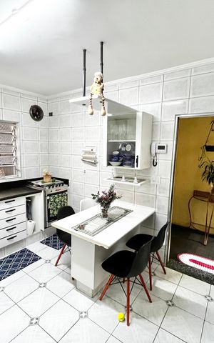 Casa à venda com 200m², 3 quartos e 2 vagas Casa à venda com 200m², 3 quartos e 2 vagasCozinha