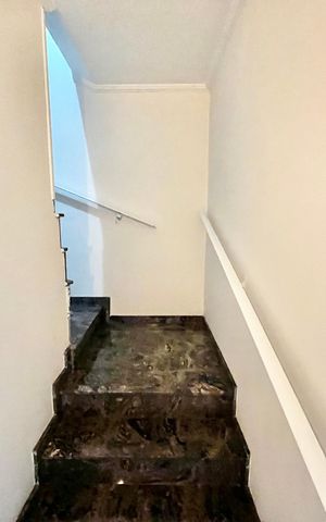 Casa à venda com 200m², 3 quartos e 2 vagas Casa à venda com 200m², 3 quartos e 2 vagasEscada