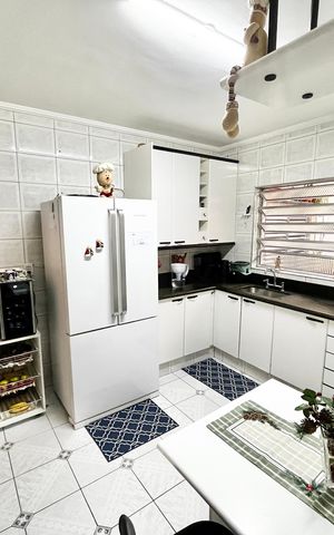 Casa à venda com 200m², 3 quartos e 2 vagas Casa à venda com 200m², 3 quartos e 2 vagasCozinha
