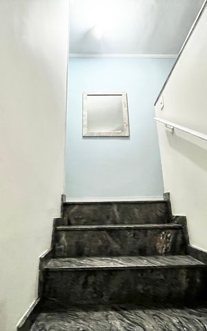 Casa à venda com 200m², 3 quartos e 2 vagas Casa à venda com 200m², 3 quartos e 2 vagasEscada