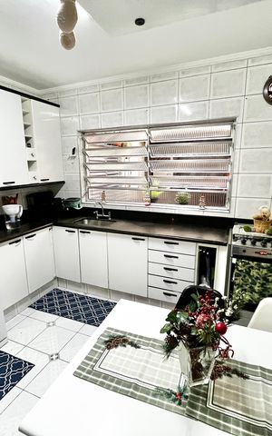 Casa à venda com 200m², 3 quartos e 2 vagas Casa à venda com 200m², 3 quartos e 2 vagasCozinha
