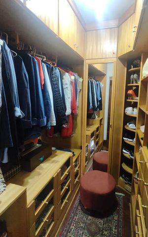 Apartamento à venda com 183m², 3 quartos e 3 vagas Apartamento à venda com 183m², 3 quartos e 3 vagasCloset