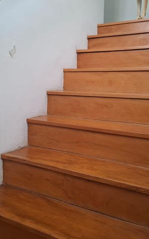 Casa à venda com 200m², 3 quartos e 2 vagas Casa à venda com 200m², 3 quartos e 2 vagasEscada