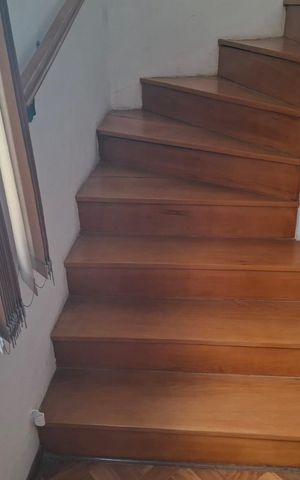 Casa à venda com 200m², 3 quartos e 2 vagas Casa à venda com 200m², 3 quartos e 2 vagasEscada