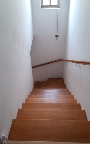 Casa à venda com 200m², 3 quartos e 2 vagas Casa à venda com 200m², 3 quartos e 2 vagasEscada