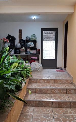 Casa à venda com 200m², 3 quartos e 2 vagas Casa à venda com 200m², 3 quartos e 2 vagasÁrea externa