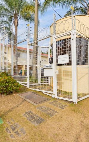 Casa de condomínio à venda com 151m², 4 quartos e 2 vagas Casa de condomínio à venda com 151m², 4 quartos e 2 vagasFachada do Condomínio