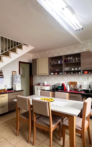 Casa à venda com 138m², 3 quartos e 2 vagas Casa à venda com 138m², 3 quartos e 2 vagasCozinha