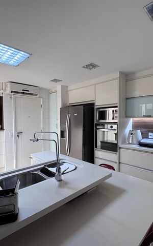 Apartamento à venda com 393m², 6 quartos e 4 vagas Apartamento à venda com 393m², 6 quartos e 4 vagasCozinha