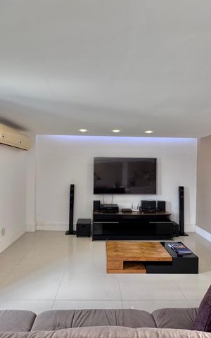 Apartamento à venda com 393m², 6 quartos e 4 vagas Apartamento à venda com 393m², 6 quartos e 4 vagasSala