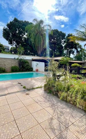 Casa à venda com 550m², 6 quartos e 8 vagas Casa à venda com 550m², 6 quartos e 8 vagasPiscina