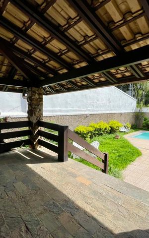 Casa à venda com 550m², 6 quartos e 8 vagas Casa à venda com 550m², 6 quartos e 8 vagasvaranda