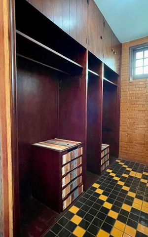Casa à venda com 550m², 6 quartos e 8 vagas Casa à venda com 550m², 6 quartos e 8 vagascloset